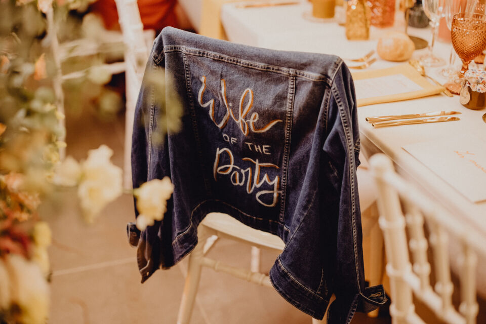 Adobe Stock - Photo d'illustration - Ne jetez plus vos belles pièces de fête déjà portées ! Customisez-les avec la peinture textile, pour seconde vie certes mais surtout pour en faire une création aussi magnifique qu'unique.