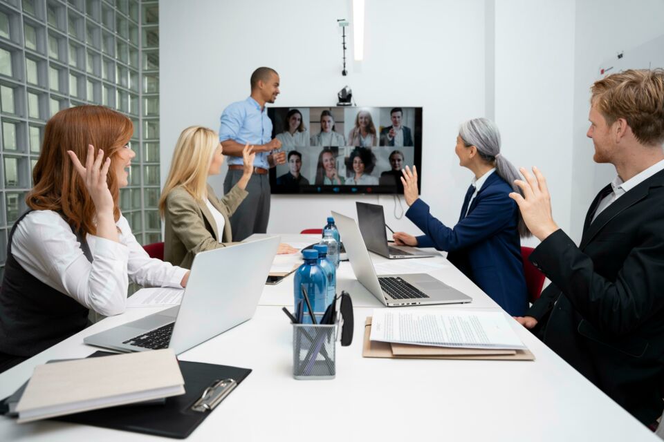 Freepik - Photo d'illustration - La phygitalisation des événements a permis aux organisateurs de rassemblements professionnels de concilier l'aspect humain des célébrations avec les avantages du digital en proposant des expériences immersives mêlant les mondes réel et virtuel.