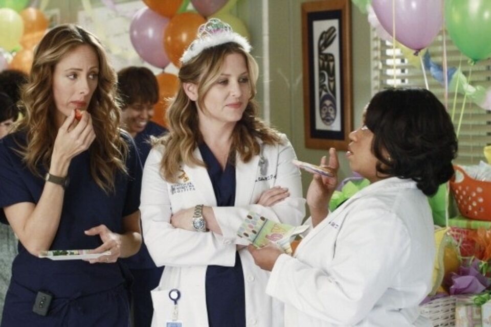 Allociné - Photo d'illustration - La baby sower de Miranda dans Grey's Anatomy reflète parfaitement la baby shower américaine, qui a inspiré d'autres pays et et autres cultures comme la France et l'Afrique du Sud. 