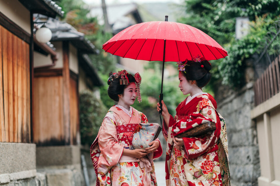 Adobe Stock - Photo d'illustration - Dans les rues animées de Kyoto ou de Tokyo, les geishas, figures sociales d'une importance capitale, se démarquent aisément par leur allure singulière. 