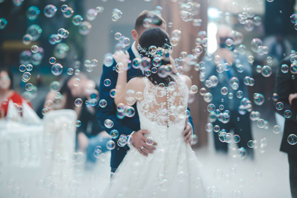 Adobe stock - Photo d'illustration - Les bulles à savon, des heures de rires et de jeu à souffler pour essayer d'obtenir la plus belle ou la plus insolite des bulles !