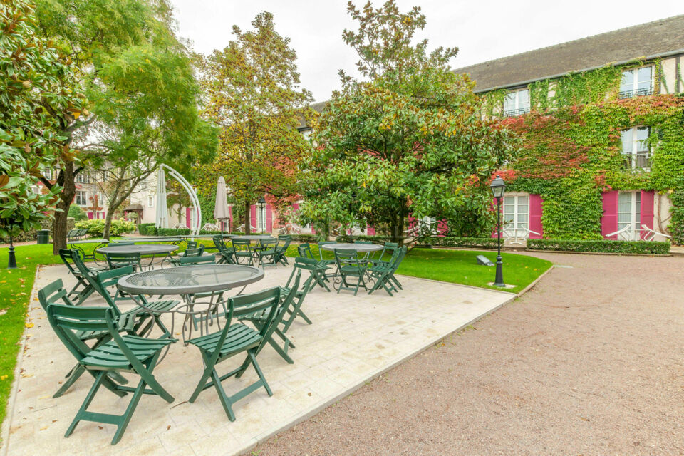 ABC Salles - DR - Dans l'écrin verdoyant du Manoir de Gressy, joyau datant du XVIIe siècle, chaque événement en plein air se pare d'une élégance intemporelle, offrant un cadre idyllique où se mêlent histoire et nature.