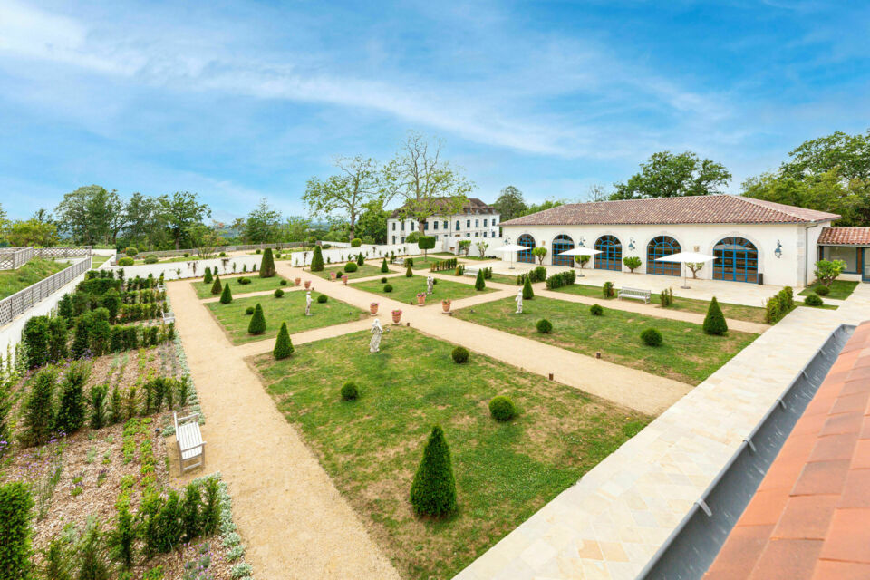 ABC Salles - DR - Au Château de Larraldia, parmi une nature luxuriante et plusieurs jardins enchanteurs, chaque espace se révèle comme un monde à part entière, prêt à accueillir vos événements les plus mémorables selon vos désirs les plus exquis.