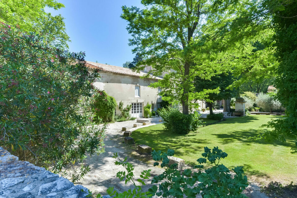 ABC Salles - DR - Au Domaine du Petit Mylord, que ce soit pour des soirées festives, des EVG ou EVJF inoubliables, des anniversaires de mariage enchanteurs ou tout autre événement, la nature verdoyante est le décor omniprésent.
