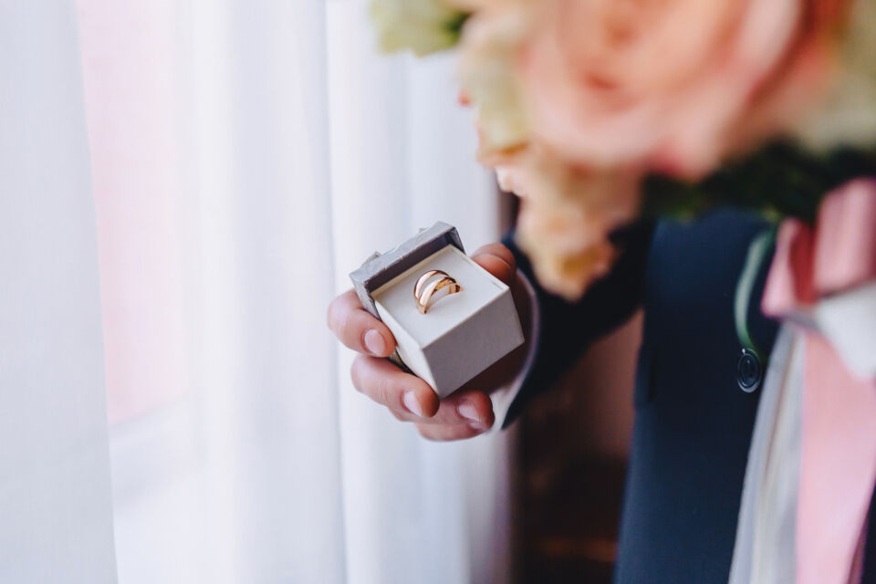 Freepik - Photo d'illustration - Les alliances de mariage sont un symbole porteur de sens d'engagement et d'union. Les couples peuvent alors les vouloir assorties.