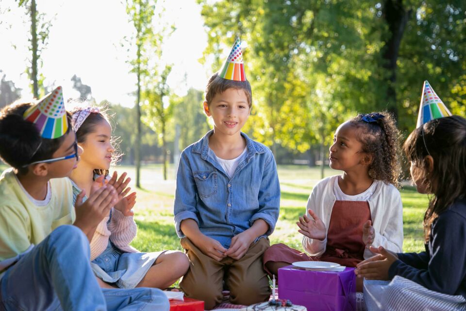 Pexels - Photo d'illustration - Un groupe d'enfants réunis lors d'un goûter d'anniversaire organisé en plein air, à l'occasion