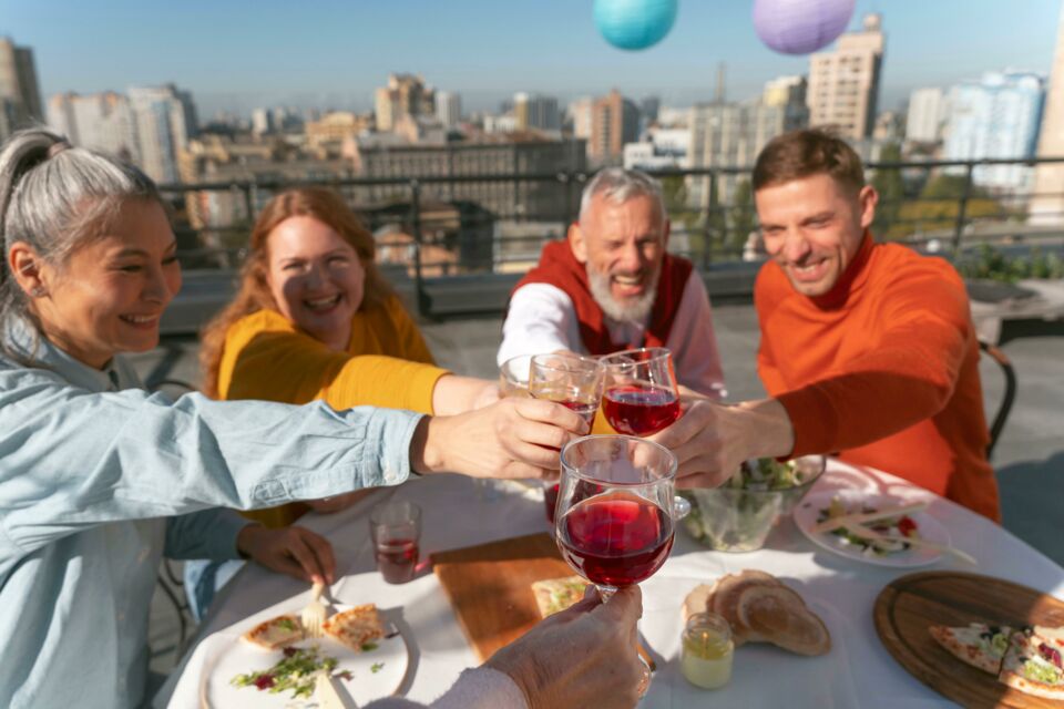 Freepik - photo d'illustration - Les rassemblements festifs et la gastronomie ne sont pas seulement des activités, mais plutôt les fondations solides sur lesquelles se construisent et s'entretiennent les liens sociaux entre les Français.