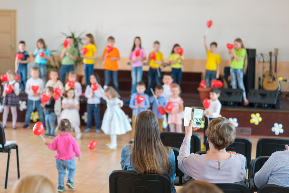 Adobe Stock - Photo d'illustration - Une étude récente révèle que, malgré l'affaiblissement parfois constaté des relations entre individus, certaines institutions, comme l'école, espace d'éducation, restent des piliers essentiels du lien social et festif.