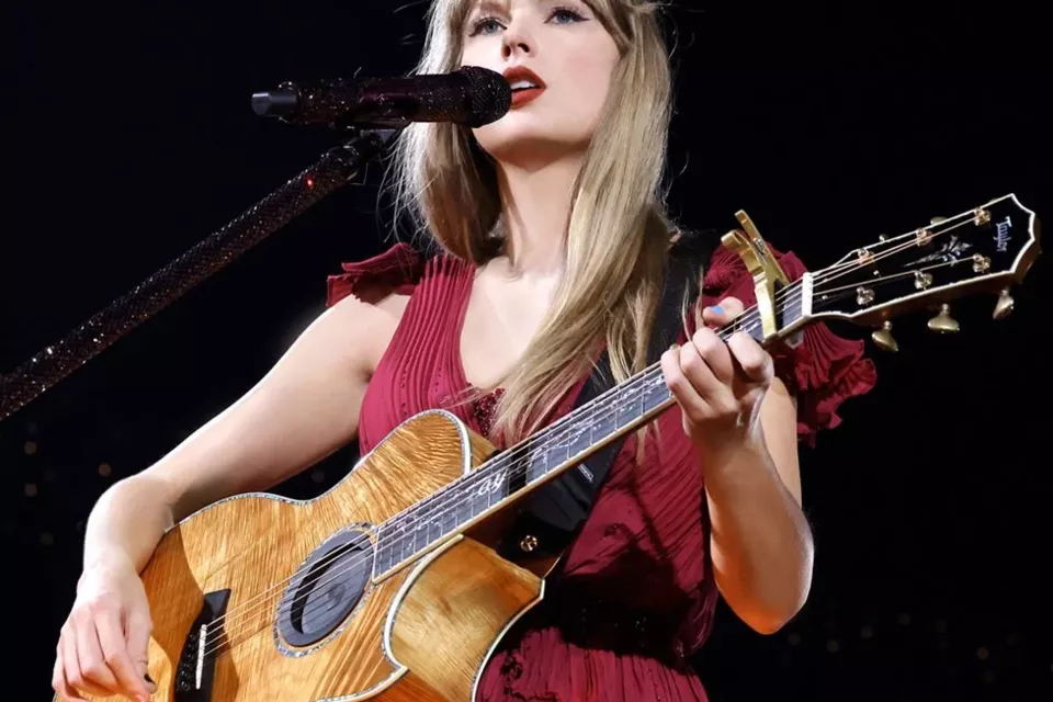 AlloCiné - Photo d'illustration - C'est sur des chansons de Taylor Swift que se font aujourd'hui des demandes en mariages, ouvertures de bal ou que se nouent les premiers regards. Icône incontestable de la musique, elle a ce don d'animer tous les événements festifs !