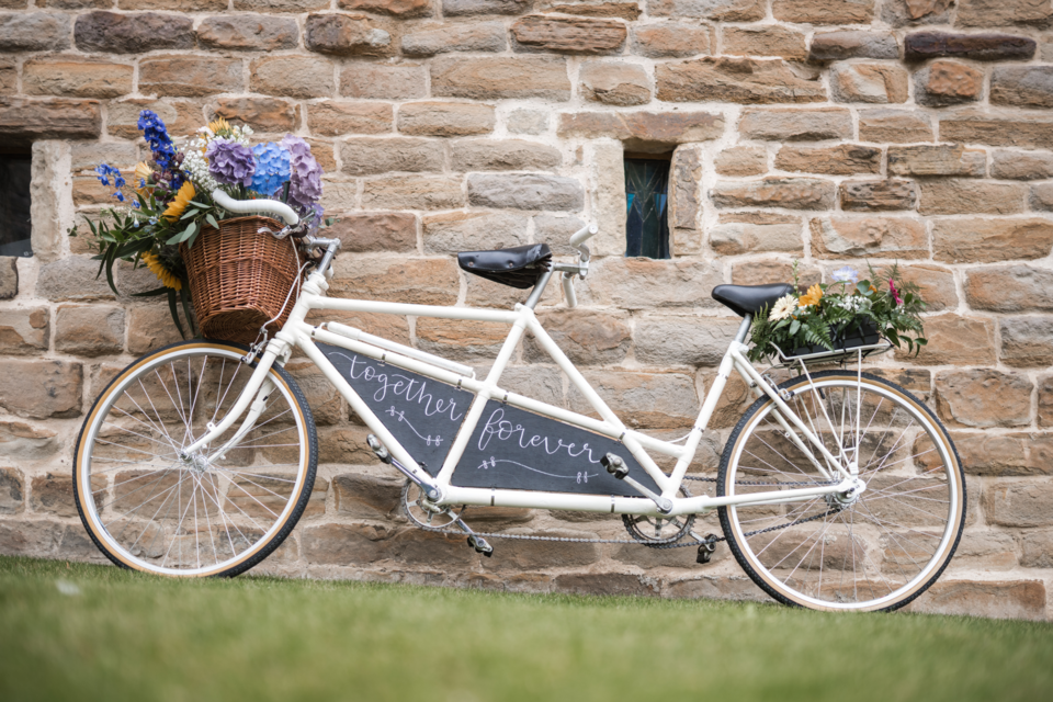 Adobe Stock - Photo d'illustration - Et pourquoi pas une arrivée remarquée à vélo sur un tandem