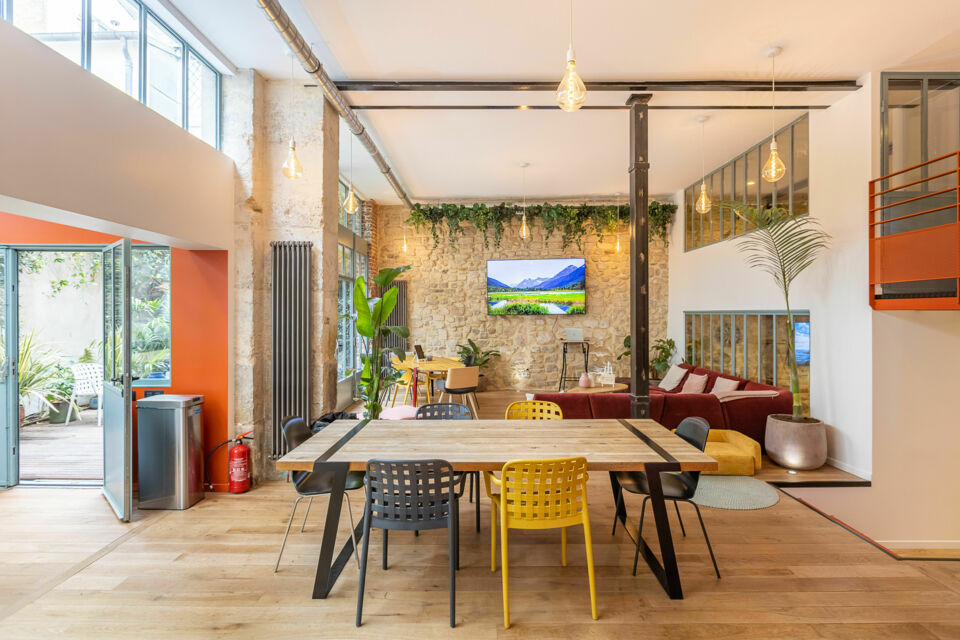 ABC Salles - Le loft d’Artiste végétalisé, situé à la Porte Saint-Martin est un espace confidentiel de 165 m² pouvant accueillir jusqu'à 60 personnes.