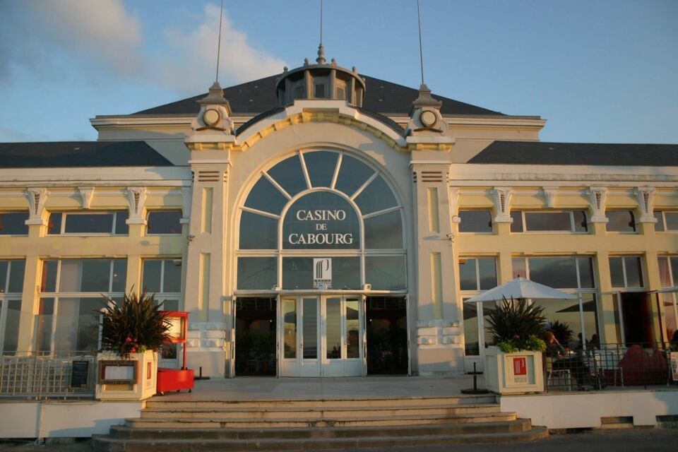 ABC Salles - Droits réservés - Le Casino de Cabourg, niché en bord de mer, est l'endroit parfait pour un rassemblement grand public, offrant une ambiance décontractée et empreinte d'un charme désuet. 
