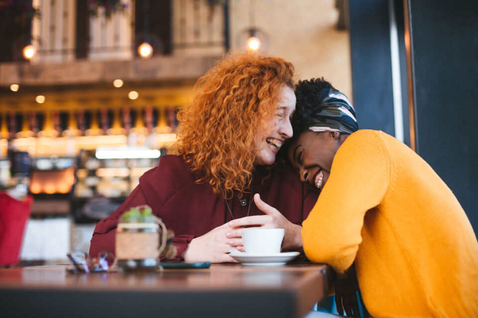 Adobe Stock - Photo d'illustration - Se faire des amis devient, au fil du temps, un défi. Mais les fêtes de rencontres amicales arrangées offrent à la jeune génération une solution pour lutter contre l'isolement social.