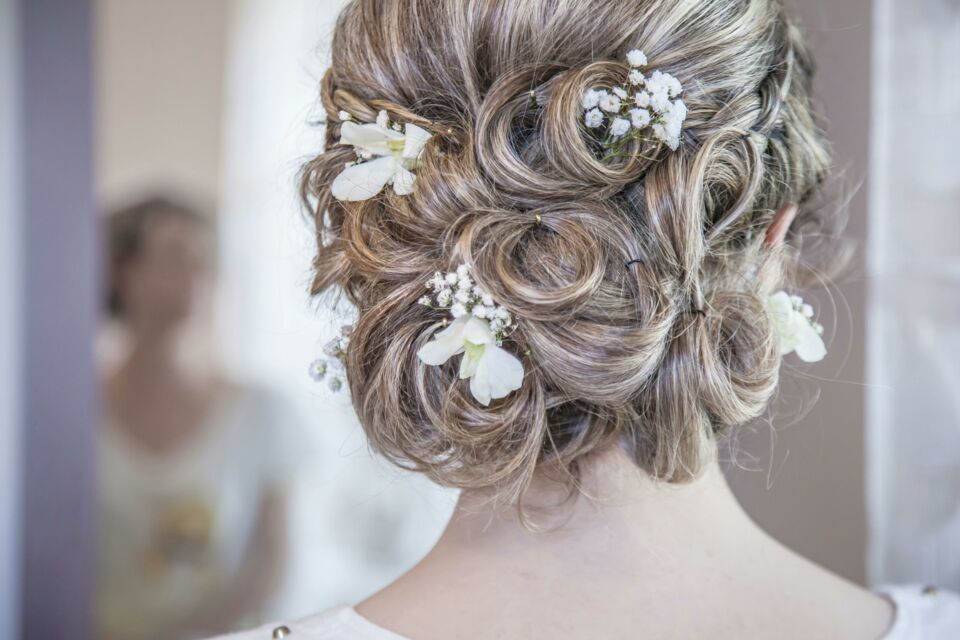 Pexels - Photo d'illustration - La coiffure est la première chose qu'on voit chez une mariée. C'est pourquoi le chignon doit être impeccable.