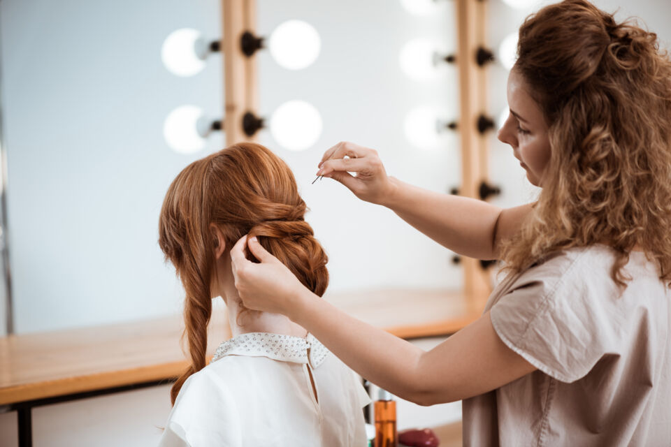 Le chignon de mariée, symbole de tradition et d'élégance, est un choix populaire pour les cérémonies nuptiales à travers le monde. Depuis l'Antiquité jusqu'à nos jours, cette coiffure intemporelle a su s'adapter aux tendances tout en conservant son allure sophistiquée. Cette coiffure nuptiale reste indémodable.