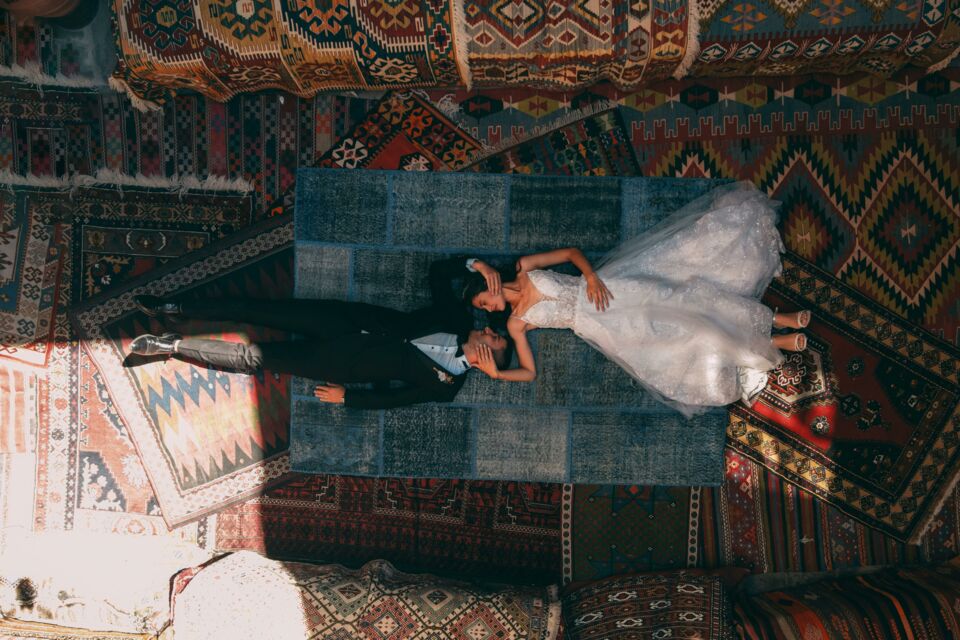 Pexels - Photo d'illustration - Le tapis, souvent négligé mais crucial, apporte charme et élégance à nos festivités.