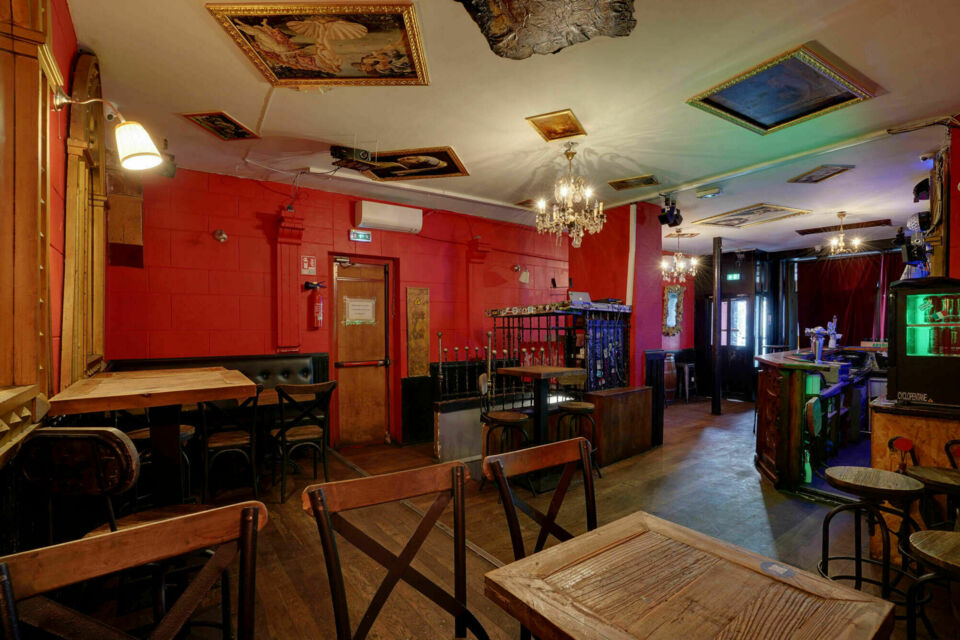 ABC Salles - Droits réservés - Située dans le 11ème arrondissement de Paris, La Maizon Bar se distingue comme l'endroit idéal pour des soirées musicales, offrant ainsi un cadre propice à l'organisation d'un concert de collecte de fonds.