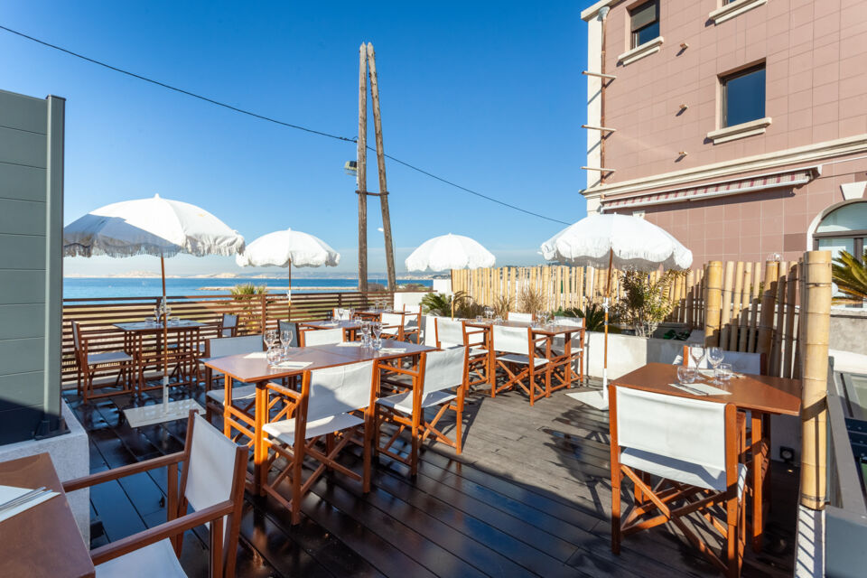 ABC Salles - Droits réservés - le restaurant V&V⎮COTI à Marseille 8e tient une place de choix dans la ville portuaire du sud de la France avec sa vue imprenable sur la mer méditerranéenne, faisant de cet établissement un cadre idyllique pour célébrer son mariage.