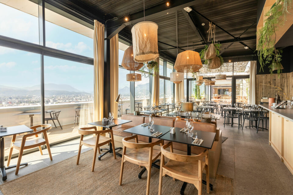 ABC Salles - Droits réservés - Situé au sommet d'un édifice emblématique de la ville, est un véritable oasis au cœur de l'effervescence urbaine, Ciel Rooftop est une véritable oasis au cœur de l'effervescence urbaine marseillaise.