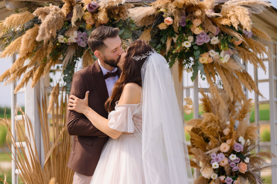 Freepik - Photo d'illustration - Le mariage bohème chic est un style de mariage qui combine l'esthétique bohème avec une touche de sophistication et d'élégance. Il s'inspire de l'esprit libre et décontracté du mode de vie bohème tout en ajoutant des éléments de raffinement et de glamour.
