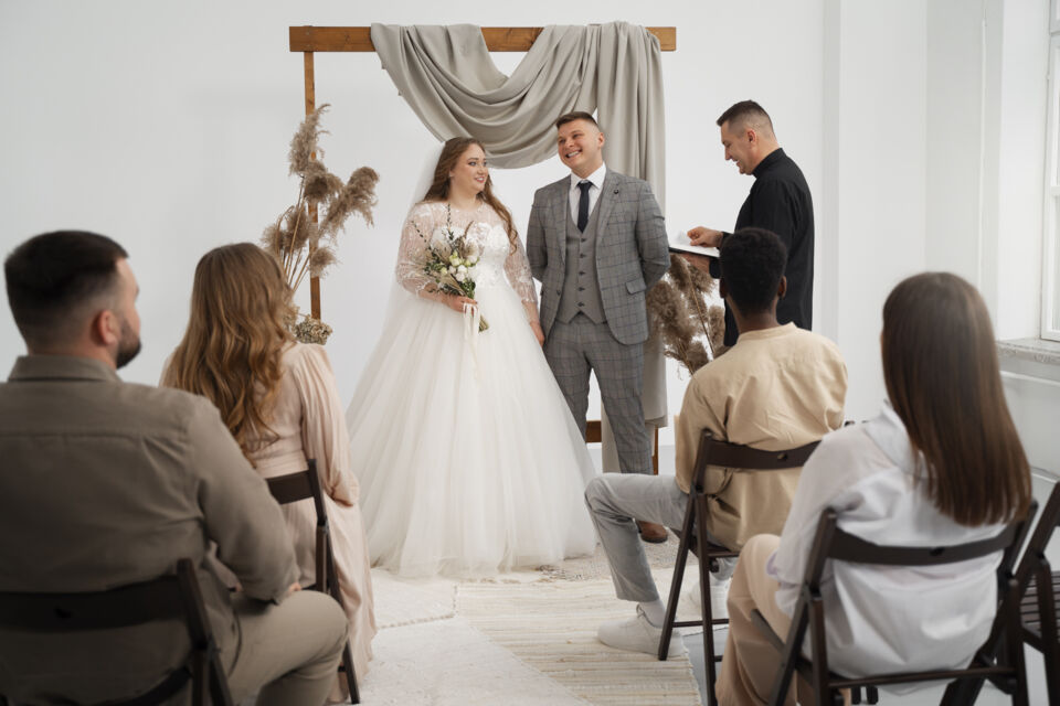 Freepik - Photo d'illustration - En petit comité et en toute simplicité ne sont pas la même chose en ce qui concerne l'organisation d'un mariage. L'occasion de faire le point sur les micro-célébrations et sur les unions minimalistes.