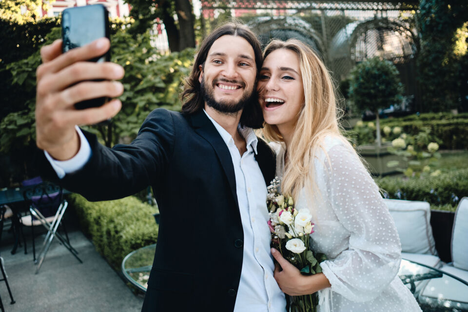 Freepik - Photo d'illustration - Inviter la technologie et le numérique à son mariage est une manière pour les couples de faciliter son organisation.