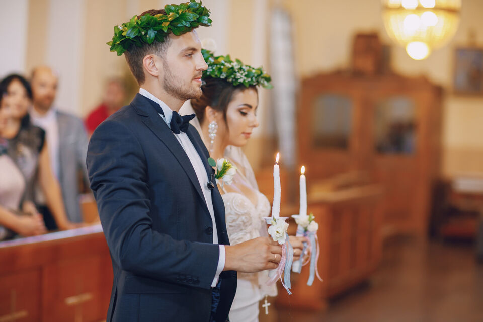 Freepik - Photo d'illustration - La tradition chrétien veut que les futurs époux se tiennent devant l'autel pour se promettre de s'aimer jusqu'à ce que la mort les sépare, en prenant Dieu comme témoin de cette promesse.
