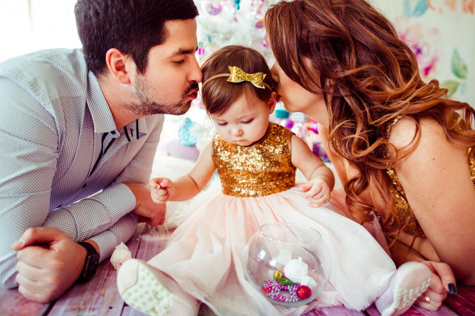 Freepik - Photo d'illustration - Si vous recherchez une façon originale et tendance de présenter votre trésor à vos proches, la baby face reveal est un concept idéal pour marquer les esprits et célébrer l'arrivée de votre petit bout.