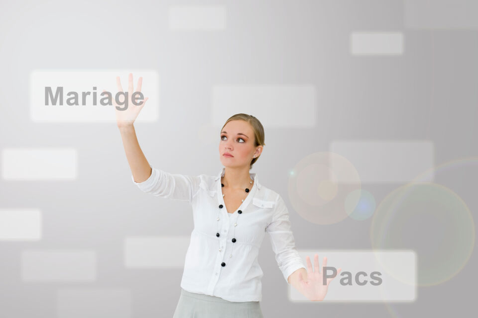 Adobe Stock - Photo d'illustration - Les couples pacsés souhaitant se tourner vers les liens du mariage, doivent prendre connaissance de ce qu'impose la loi à ce sujet, dans le but de faciliter  au mieux leur transition vers le jour J.