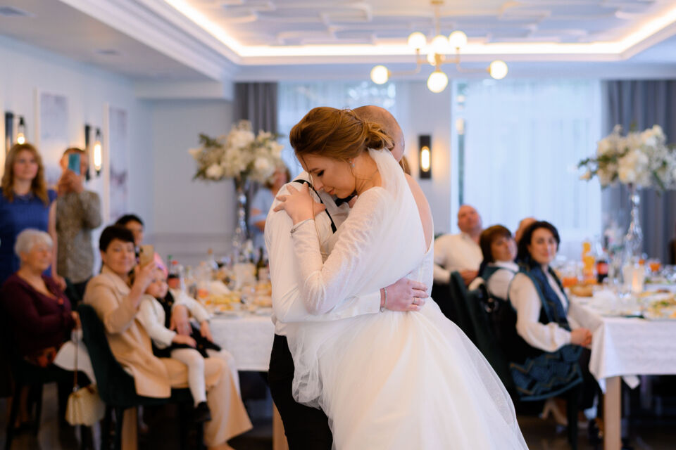 Adobe Stock - Photo d'illustration - Après une soirée de mariage, arrive l'heure du départ et du coucher. Pour certains invités, reprendre la route à une heure tardive en étant fatigué n'est pas une option des plus raisonnables. Pouvoir dormir sur les lieux de la fête du mariage s'impose alors.