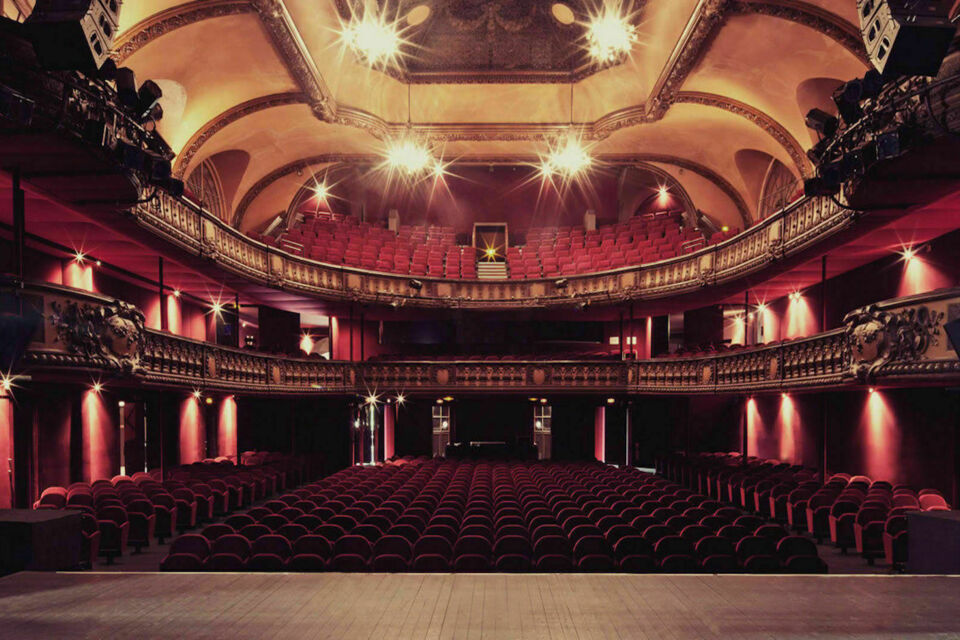 ABC Salles - Photo d'illustration - DR - La salle de théâtre du Trianon comprend un orchestre de 600 fauteuils escamotables. Ce qui permet de donner vie aussi bien à des conférences plénières assises qu'à des cocktails debout en seulement une heure et demi de temps.