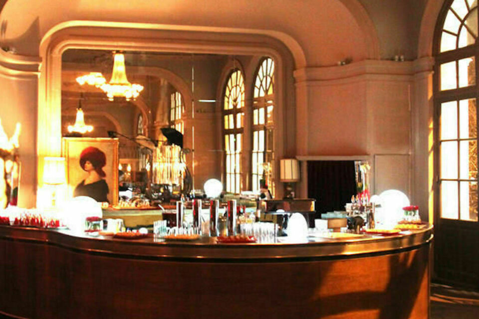 ABC Salles - Photo d'illustration - DR - Le bar de la salle de bal du Trianon comprend un comptoir dont le zinc a été vieilli à l'aide de chaînes qui ont servi à le frapper.
