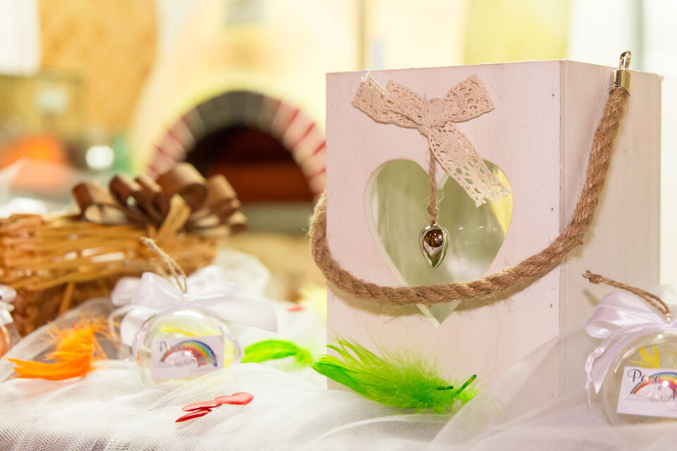 Adobe Stock - Photo d'illustration - Les faveurs de mariage dans les noces LGBTQIA+ sont une magnifique opportunité de célébrer l'amour et la diversité, symbolisant l'engagement envers l'inclusivité et l'amour pour tous.