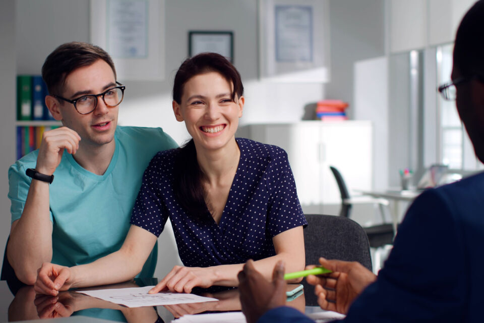 Adobe Stock - Photo d'illustration - Le mariage n'est qu'une étape dans la vie d'un couple. Une fois unis, les amoureux ne doivent pas hésiter à discuter avec un assureur pour s'informer sur les différentes assurances vie, afin de bien se préparer et se protéger mutuellement dans l'avenir.