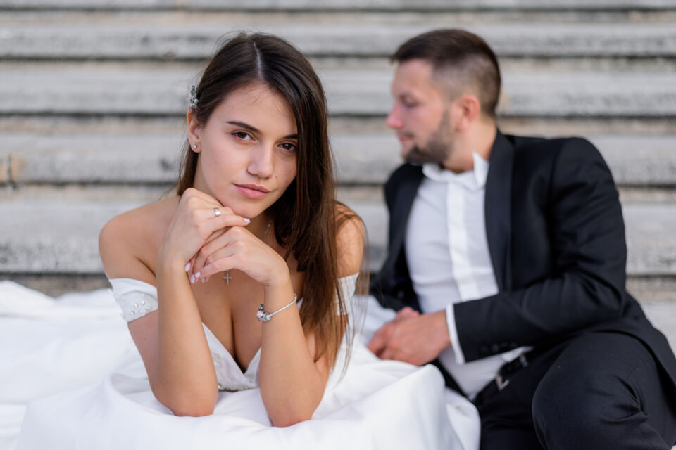 Freepik - Photo d’illustration - La surcharge mentale lors de la planification d’un mariage est un phénomène courant où les futurs mariés ressentent un stress important en raison de la multitude de détails à gérer, des décisions à prendre, et des attentes à satisfaire pour que le jour J soit parfait.