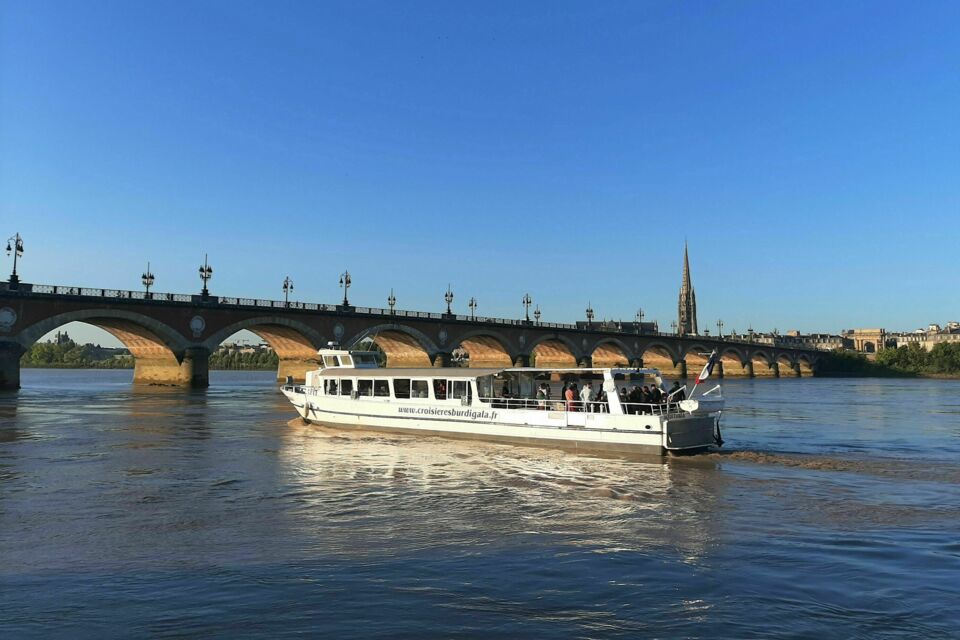 ABC Salles - Droits réservés - Pour une virée entre amis, en famille ou lors d’un évènement professionnel, les Croisières Burdigala vous offre une expérience festive et événementielle unique en son genre  