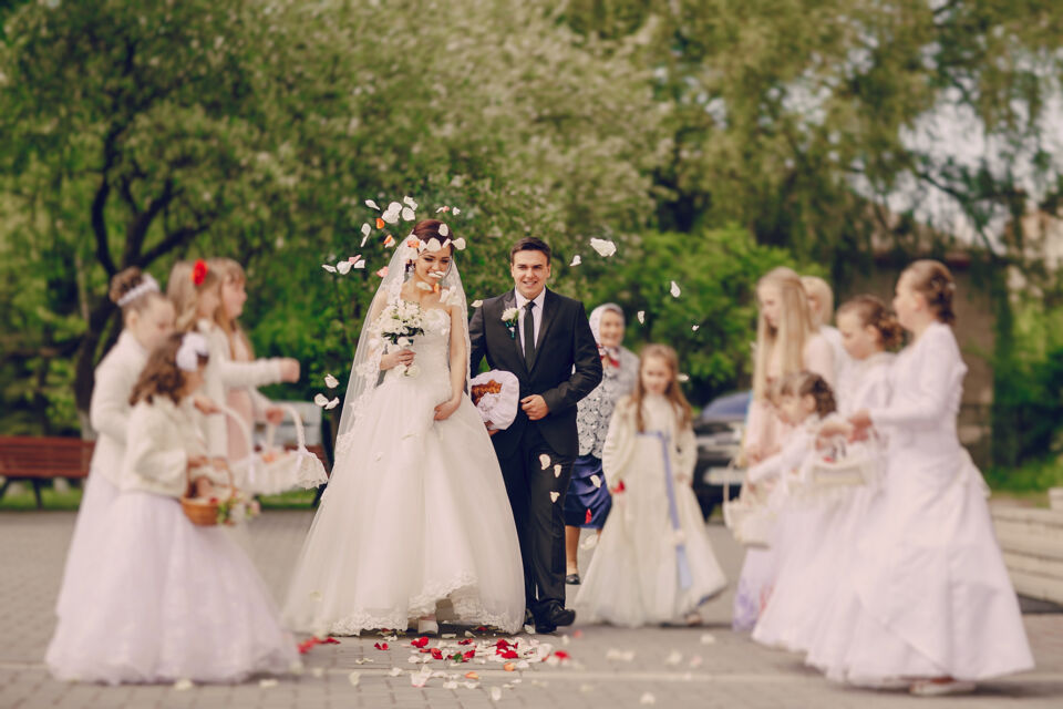 Freepik - Photo d'illustration -  Le lancer de riz et les confettis, profondément enracinés dans les traditions nuptiales, sont de plus en plus confrontées à des restrictions en raison de leur impact environnemental.