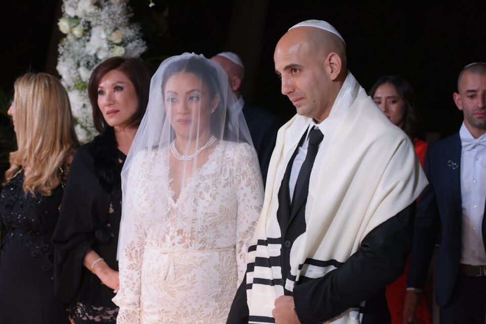 Pexels - Photo d’illustration - Le sheitel, une perruque ou une demi-perruque portée par certaines femmes juives, est devenu un symbole de modestie et de dignité pour les femmes mariées.