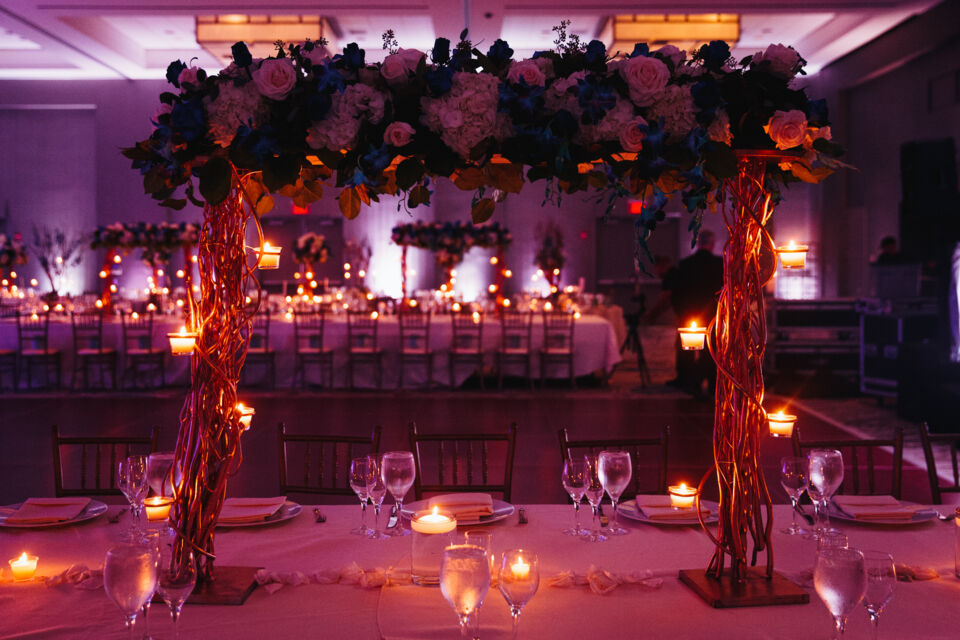 Freepik - Photo d'illustration - Certaines fleurs utilisées dans la décoration de son mariage symbolisent davantage la passion que l'amour ou la fidélité.