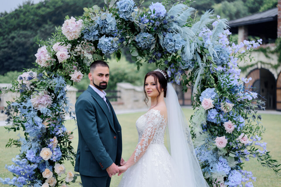 Freepik - photo d'illustration - Choisir des fleurs qui symbolisent la fidélité est une belle idée pour enrichir la symbolique et l'émotion de la décoration de mariage, créant ainsi une atmosphère où chaque détail reflète l'engagement et la loyauté de cette union sacrée. 