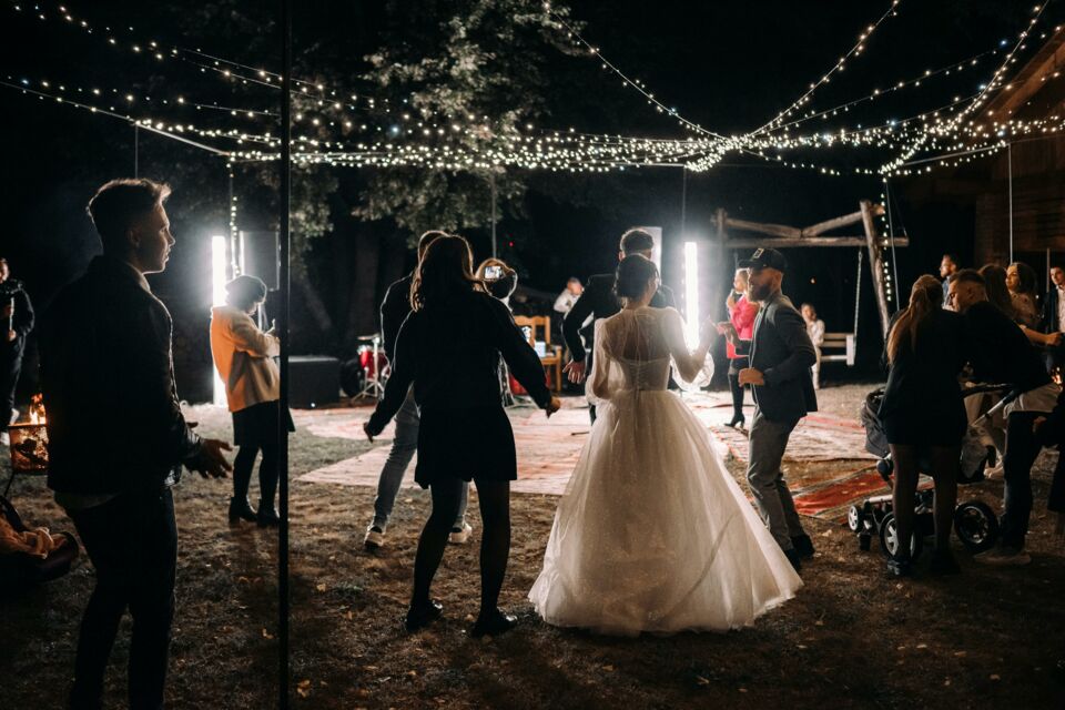 Freepik - Photo d'illustration - Organiser un flashmob pour un mariage peut être une animation très appréciée et qui laissera un bon souvenir aussi bien pour les mariés que pour leurs invités.