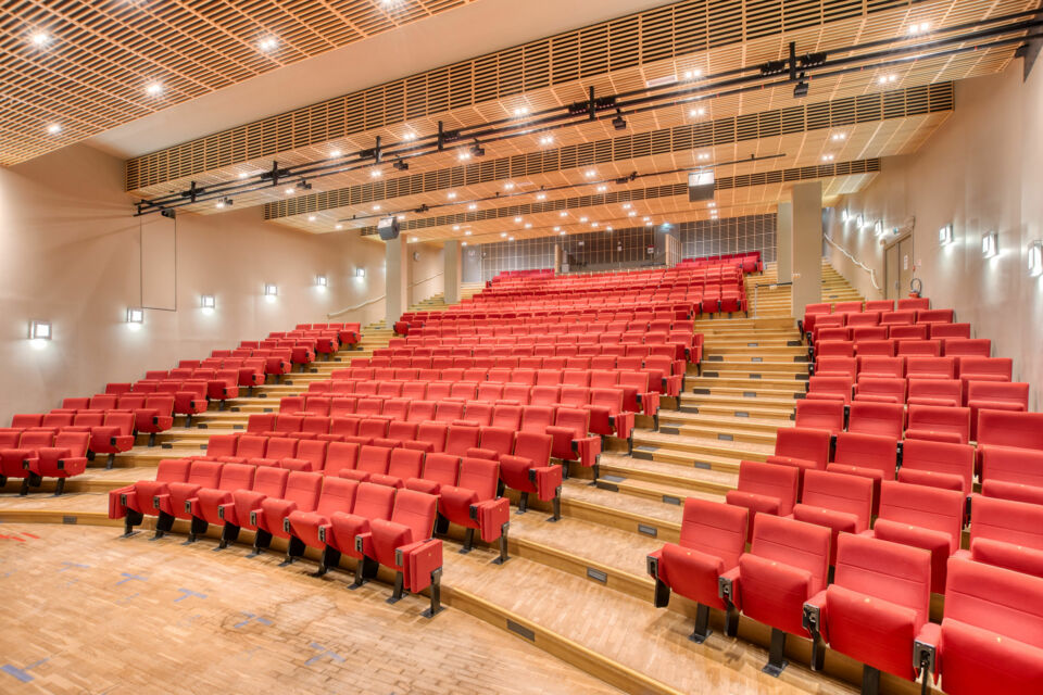 ABC Salles - Droits réservés - Lieu idéal pour des événements privés, offrant une ambiance unique dans un cadre magnifique, avec un auditorium, des espaces de restauration et d'exposition, Le Palais des Congrès Odysséa de Saint-Jean-de-Monts saura vous plaire.  