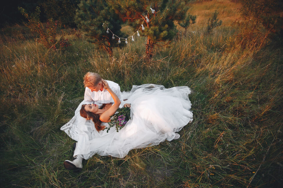 Freepik- photo d’illustration - Le camping est un choix idéal pour organiser sa réception de mariage tout en profitant d'un cadre naturel unique, offrant une atmosphère conviviale et décontractée