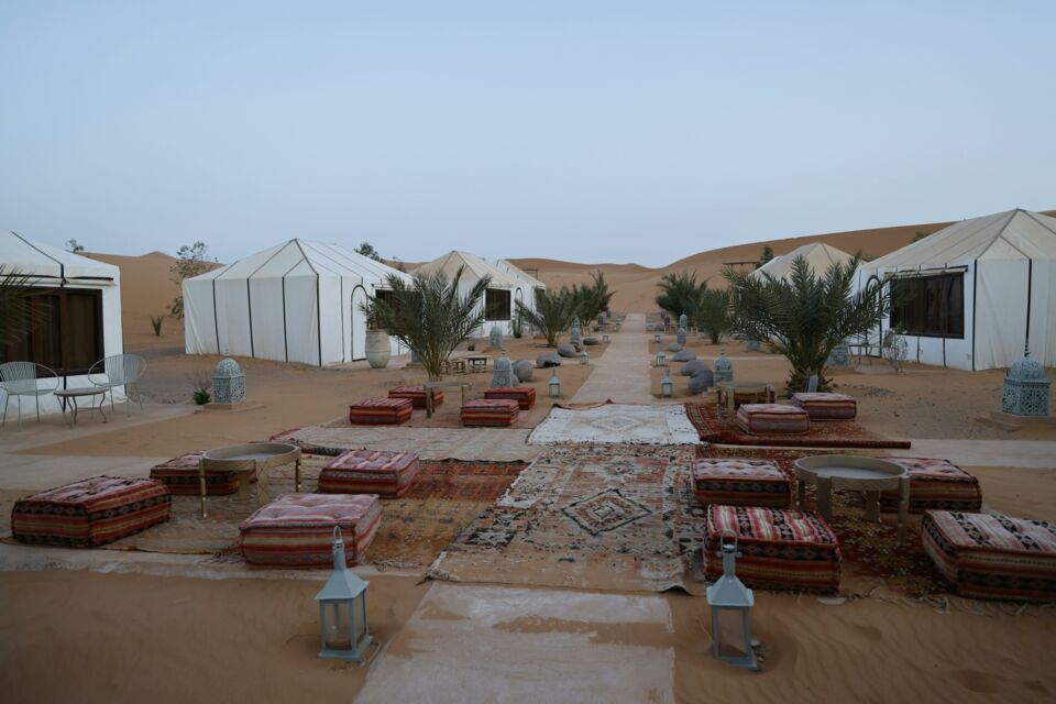 Pexels - Photo d'illustration - Les mystères du Sahara, avec ses étendues de sable doré et ses légendes étoilées, inspirent depuis des années les organisateurs d'événements à créer des décors élégants, bohèmes et dépaysants, offrant ainsi une source de chaleur et de sérénité à leurs rassemblements.
