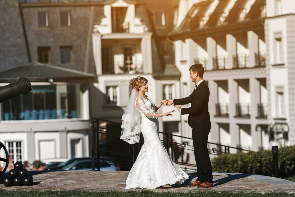 Freepik - Photo d'illustration - Nombreux sont les avantages d'une fête de mariage organisée dans une zone urbaine, raison pour lesquelles de nombreux couple choisissent de s'y unir le jour J.