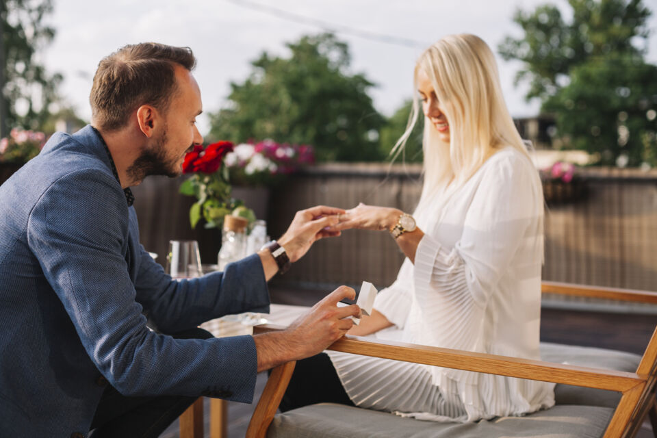 Freepik - photo d’illustration - Faire sa demande de mariage est un étape cruciale dans la vie d'un couple, mais la faire pendant le mariage d'un proche peut être considéré comme inapproprié. 