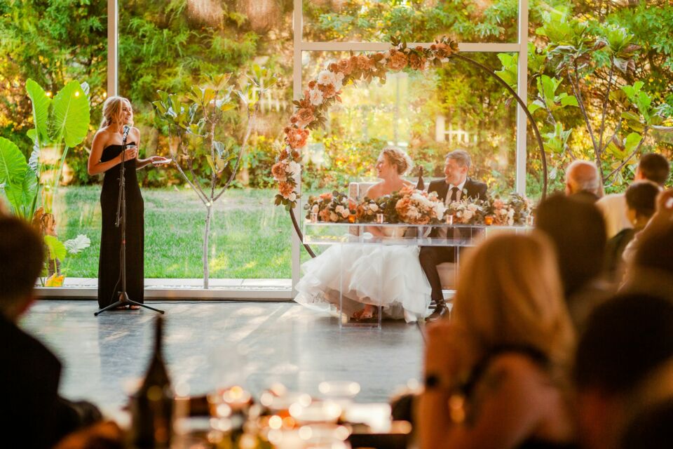 Unsplash - Photo d'illustration- Lors d'un discours de mariage, il faut avoir quelques astuces en poche pour naviguer avec élégance et tact dans ces eaux parfois troubles, tout en gardant le sourire et la légèreté.