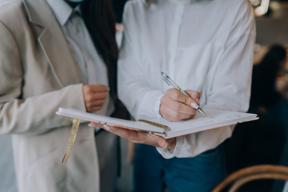 Freepik - photo d'illustration - La gestion des prestataires suite à l'anulation ou le report de votre mariage nécessite une communication claire et une renégociation équitable des contrats pour assurer une transition harmonieuse et minimiser les perturbations.