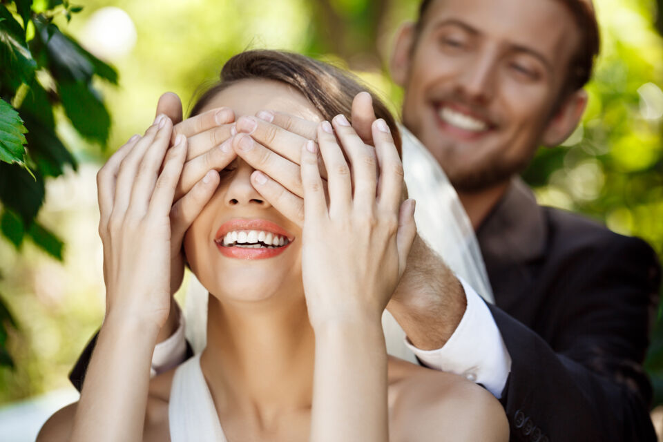 Freepik - Photo d'illustration - S'il est un moment heureux, le mariage peut aussi amener son lot de défis. Parmi eux : réussir à passer au dessus des objections familiales.