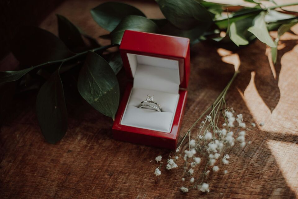 Unsplash  - Photo d'illustration - Entretenir et nettoyer votre bague de fiançailles en diamant ou en pierres précieuses requiert un certain savoir-faire.